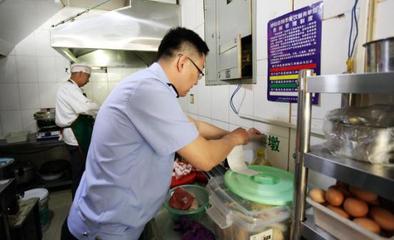 玉泉區食藥局壓實小餐飲“四化”監管
