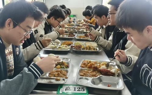 抓好校園 食 事 恩施州著力解決中小學校園食品安全與膳食經費管理問題